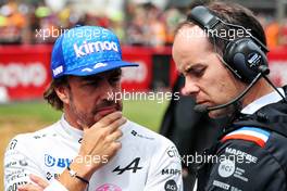 Fernando Alonso (ESP) Alpine F1 Team with Karel Loos (BEL) Alpine F1 Team Race Engineer on the grid. 03.07.2022. Formula 1 World Championship, Rd 10, British Grand Prix, Silverstone, England, Race Day.