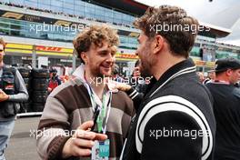 Tom Grennan (GBR) Singer Songwriter on the grid with Joel Dommett (GBR) Television Presenter and Actor on the grid. 03.07.2022. Formula 1 World Championship, Rd 10, British Grand Prix, Silverstone, England, Race Day.