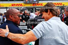 (L to R): Anthony Hamilton (GBR) with Tom Cruise (USA) Actor on the grid. 03.07.2022. Formula 1 World Championship, Rd 10, British Grand Prix, Silverstone, England, Race Day.