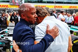 (L to R): Anthony Hamilton (GBR) with Tom Cruise (USA) Actor on the grid. 03.07.2022. Formula 1 World Championship, Rd 10, British Grand Prix, Silverstone, England, Race Day.