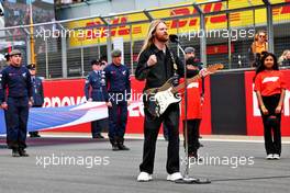 Sam Ryder (GBR) Singer performs the national anthem on the grid. 03.07.2022. Formula 1 World Championship, Rd 10, British Grand Prix, Silverstone, England, Race Day.
