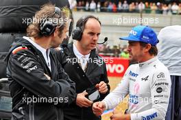 Fernando Alonso (ESP) Alpine F1 Team with Karel Loos (BEL) Alpine F1 Team Race Engineer and Ciaron Pilbeam (GBR) Alpine F1 Team Chief Race Engineer on the grid. 03.07.2022. Formula 1 World Championship, Rd 10, British Grand Prix, Silverstone, England, Race Day.