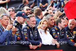 (L to R): Adrian Newey (GBR) Red Bull Racing Chief Technical Officer with Christian Horner (GBR) Red Bull Racing Team Principal and Geri Horner (GBR) Singer in parc ferme. 03.07.2022. Formula 1 World Championship, Rd 10, British Grand Prix, Silverstone, England, Race Day.