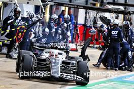 Pierre Gasly (FRA) AlphaTauri AT03 makes a pit stop. 03.07.2022. Formula 1 World Championship, Rd 10, British Grand Prix, Silverstone, England, Race Day.