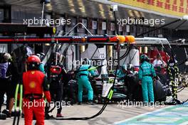 Lewis Hamilton (GBR) Mercedes AMG F1 W13 makes a pit stop. 03.07.2022. Formula 1 World Championship, Rd 10, British Grand Prix, Silverstone, England, Race Day.
