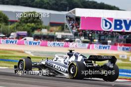 Yuki Tsunoda (JPN) AlphaTauri AT03 with damage at the start of the race. 03.07.2022. Formula 1 World Championship, Rd 10, British Grand Prix, Silverstone, England, Race Day.