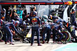 Max Verstappen (NLD) Red Bull Racing RB18 makes a pit stop. 03.07.2022. Formula 1 World Championship, Rd 10, British Grand Prix, Silverstone, England, Race Day.