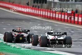 Max Verstappen (NLD) Red Bull Racing RB18 leads Mick Schumacher (GER) Haas VF-22. 03.07.2022. Formula 1 World Championship, Rd 10, British Grand Prix, Silverstone, England, Race Day.