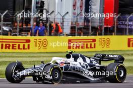 Yuki Tsunoda (JPN) AlphaTauri AT03 with damage at the start of the race. 03.07.2022. Formula 1 World Championship, Rd 10, British Grand Prix, Silverstone, England, Race Day.