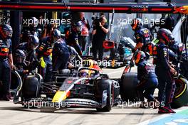 Max Verstappen (NLD) Red Bull Racing RB18 makes a pit stop. 03.07.2022. Formula 1 World Championship, Rd 10, British Grand Prix, Silverstone, England, Race Day.