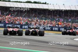 Max Verstappen (NLD) Red Bull Racing RB18 leads Carlos Sainz Jr (ESP) Ferrari F1-75. 03.07.2022. Formula 1 World Championship, Rd 10, British Grand Prix, Silverstone, England, Race Day.