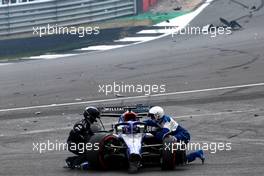 Alexander Albon (THA) Williams Racing FW44 crashed at the start of the race, checked by FIA Meeidcal Delegate. 03.07.2022. Formula 1 World Championship, Rd 10, British Grand Prix, Silverstone, England, Race Day.