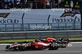 Max Verstappen (NLD) Red Bull Racing RB18 and Carlos Sainz Jr (ESP) Ferrari F1-75 battle for position. 03.07.2022. Formula 1 World Championship, Rd 10, British Grand Prix, Silverstone, England, Race Day.