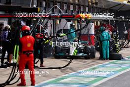 Lewis Hamilton (GBR) Mercedes AMG F1 W13 makes a pit stop. 03.07.2022. Formula 1 World Championship, Rd 10, British Grand Prix, Silverstone, England, Race Day.