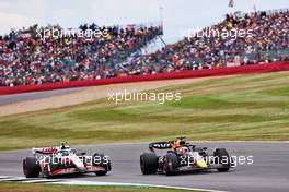 Max Verstappen (NLD) Red Bull Racing RB18 and Mick Schumacher (GER) Haas VF-22 battle for position. 03.07.2022. Formula 1 World Championship, Rd 10, British Grand Prix, Silverstone, England, Race Day.