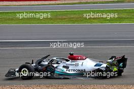 George Russell (GBR) Mercedes AMG F1 W13 crashed at the start of the race. 03.07.2022. Formula 1 World Championship, Rd 10, British Grand Prix, Silverstone, England, Race Day.