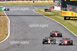 Max Verstappen (NLD) Red Bull Racing RB18 and Carlos Sainz Jr (ESP) Ferrari F1-75 battle for position. 03.07.2022. Formula 1 World Championship, Rd 10, British Grand Prix, Silverstone, England, Race Day.