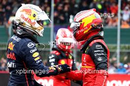 Max Verstappen (NLD) Red Bull Racing RB18 with Pole for Carlos Sainz Jr (ESP) Ferrari F1-75. 02.07.2022. Formula 1 World Championship, Rd 10, British Grand Prix, Silverstone, England, Qualifying Day.