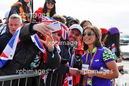 Jamie Chadwick (GBR) Jenner Racing with fans. 03.07.2022. Formula 1 World Championship, Rd 10, British Grand Prix, Silverstone, England, Race Day.