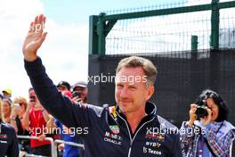 Christian Horner (GBR) Red Bull Racing Team Principal with fans. 03.07.2022. Formula 1 World Championship, Rd 10, British Grand Prix, Silverstone, England, Race Day.