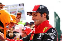Carlos Sainz Jr (ESP) Ferrari with fans. 03.07.2022. Formula 1 World Championship, Rd 10, British Grand Prix, Silverstone, England, Race Day.