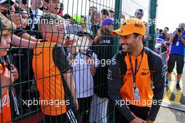 Daniel Ricciardo (AUS) McLaren with fans. 03.07.2022. Formula 1 World Championship, Rd 10, British Grand Prix, Silverstone, England, Race Day.