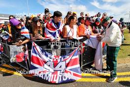 Jackie Stewart (GBR) with fans. 03.07.2022. Formula 1 World Championship, Rd 10, British Grand Prix, Silverstone, England, Race Day.