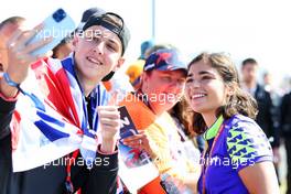 Jamie Chadwick (GBR) Jenner Racing with fans. 03.07.2022. Formula 1 World Championship, Rd 10, British Grand Prix, Silverstone, England, Race Day.