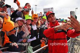 Carlos Sainz Jr (ESP) Ferrari with fans. 03.07.2022. Formula 1 World Championship, Rd 10, British Grand Prix, Silverstone, England, Race Day.