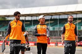 Lando Norris (GBR) McLaren walks the circuit with the team. 30.06.2022. Formula 1 World Championship, Rd 10, British Grand Prix, Silverstone, England, Preparation Day.