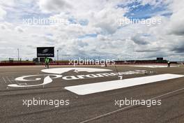 Circuit atmosphere - Paramount branding being painted. 30.06.2022. Formula 1 World Championship, Rd 10, British Grand Prix, Silverstone, England, Preparation Day.