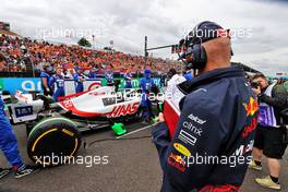 Adrian Newey (GBR) Red Bull Racing Chief Technical Officer looks at Kevin Magnussen (DEN) Haas VF-22 on the grid. 31.07.2022. Formula 1 World Championship, Rd 13, Hungarian Grand Prix, Budapest, Hungary, Race Day.