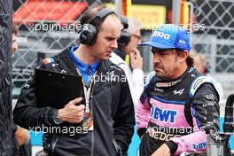 (L to R): Karel Loos (BEL) Alpine F1 Team Race Engineer on the grid with Fernando Alonso (ESP) Alpine F1 Team. 31.07.2022. Formula 1 World Championship, Rd 13, Hungarian Grand Prix, Budapest, Hungary, Race Day.