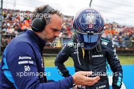 Alexander Albon (THA) Williams Racing with James Urwin (GBR) Williams Racing Race Engineer on the grid. 31.07.2022. Formula 1 World Championship, Rd 13, Hungarian Grand Prix, Budapest, Hungary, Race Day.