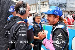 Fernando Alonso (ESP) Alpine F1 Team with Karel Loos (BEL) Alpine F1 Team Race Engineer on the grid. 31.07.2022. Formula 1 World Championship, Rd 13, Hungarian Grand Prix, Budapest, Hungary, Race Day.