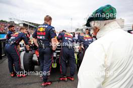Jackie Stewart (GBR) takes a look at a Red Bull Racing RB18 on the grid. 31.07.2022. Formula 1 World Championship, Rd 13, Hungarian Grand Prix, Budapest, Hungary, Race Day.