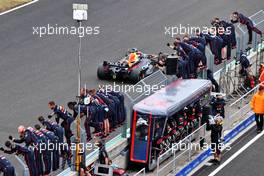 Race winner Max Verstappen (NLD) Red Bull Racing RB18 passes his team at the end of the race. 31.07.2022. Formula 1 World Championship, Rd 13, Hungarian Grand Prix, Budapest, Hungary, Race Day.