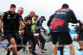 Race winner Max Verstappen (NLD) Red Bull Racing celebrates with the team. 31.07.2022. Formula 1 World Championship, Rd 13, Hungarian Grand Prix, Budapest, Hungary, Race Day.