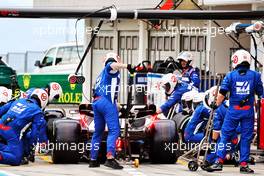 Kevin Magnussen (DEN) Haas VF-22 makes a pit stop. 31.07.2022. Formula 1 World Championship, Rd 13, Hungarian Grand Prix, Budapest, Hungary, Race Day.