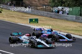 George Russell (GBR) Mercedes AMG F1 W13 and Fernando Alonso (ESP) Alpine F1 Team A522 battle for position. 31.07.2022. Formula 1 World Championship, Rd 13, Hungarian Grand Prix, Budapest, Hungary, Race Day.