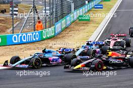 Esteban Ocon (FRA) Alpine F1 Team A522 and Sergio Perez (MEX) Red Bull Racing RB18 at the start of the race. 31.07.2022. Formula 1 World Championship, Rd 13, Hungarian Grand Prix, Budapest, Hungary, Race Day.