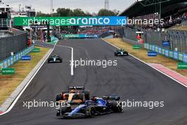 Alexander Albon (THA) Williams Racing FW44 leads Daniel Ricciardo (AUS) McLaren MCL36. 31.07.2022. Formula 1 World Championship, Rd 13, Hungarian Grand Prix, Budapest, Hungary, Race Day.