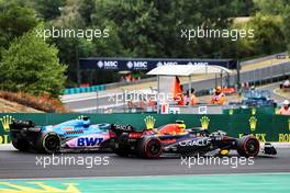 Fernando Alonso (ESP) Alpine F1 Team A522 and Sergio Perez (MEX) Red Bull Racing RB18. 31.07.2022. Formula 1 World Championship, Rd 13, Hungarian Grand Prix, Budapest, Hungary, Race Day.