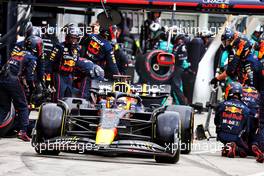 Max Verstappen (NLD) Red Bull Racing RB18 makes a pit stop. 31.07.2022. Formula 1 World Championship, Rd 13, Hungarian Grand Prix, Budapest, Hungary, Race Day.