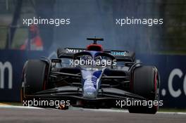 Alexander Albon (THA) Williams Racing FW44 with his rear brake on fire. 22.04.2022. Formula 1 World Championship, Rd 4, Emilia Romagna Grand Prix, Imola, Italy, Qualifying Day.