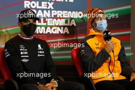 (L to R): Lewis Hamilton (GBR) Mercedes AMG F1 and Daniel Ricciardo (AUS) McLaren in the FIA Press Conference. 22.04.2022. Formula 1 World Championship, Rd 4, Emilia Romagna Grand Prix, Imola, Italy, Qualifying Day.