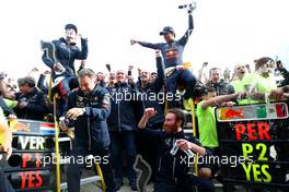 Max Verstappen (NLD) Red Bull Racing RB18 and Sergio Perez (MEX) Red Bull Racing RB18 celebrate with thier team. 24.04.2022. Formula 1 World Championship, Rd 4, Emilia Romagna Grand Prix, Imola, Italy, Race Day.