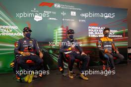 (L to R): Sergio Perez (MEX) Red Bull Racing; Max Verstappen (NLD) Red Bull Racing; and Lando Norris (GBR) McLaren, in the post race FIA Press Conference. 24.04.2022. Formula 1 World Championship, Rd 4, Emilia Romagna Grand Prix, Imola, Italy, Race Day.