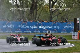 Carlos Sainz Jr (ESP) Ferrari F1-75 and Daniel Ricciardo (AUS) McLaren MCL36 collide at the start of the race. 24.04.2022. Formula 1 World Championship, Rd 4, Emilia Romagna Grand Prix, Imola, Italy, Race Day.