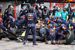 Max Verstappen (NLD) Red Bull Racing RB18 makes a pit stop. 24.04.2022. Formula 1 World Championship, Rd 4, Emilia Romagna Grand Prix, Imola, Italy, Race Day.